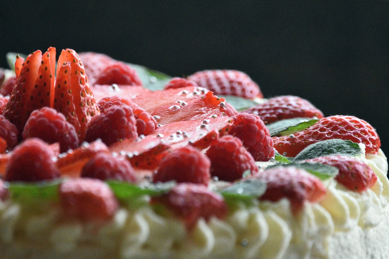 10 Niesamowitych przepisów na ciasto z jagodami i truskawkami